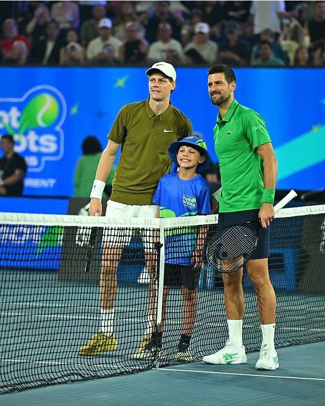 지난 1월 호주오픈 4강전 때의 조코비치와 시너. ATP 투어