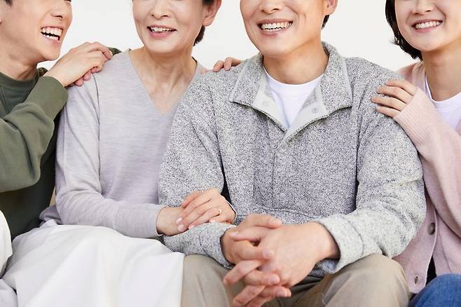 어버이날 선물로 '현금'을 선호하는 비율이 압도적으로 높다는 조사 결과가 나왔다. 게티이미지