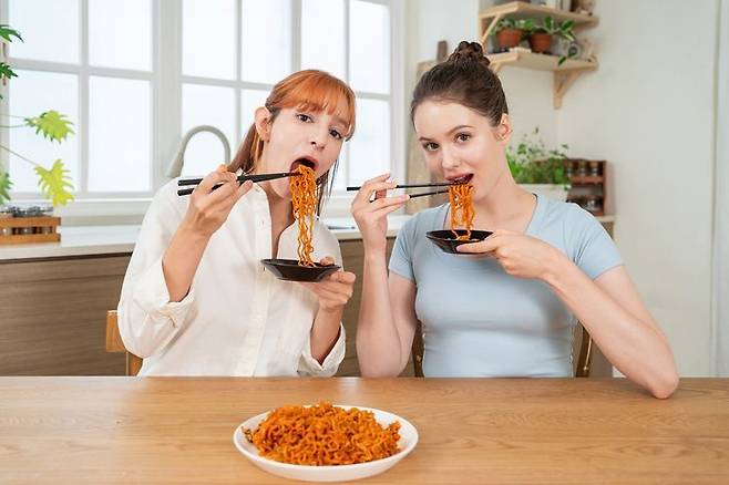 불닭볶음면 열풍에 따라 해외에서 각종 모방 제품이 쏟아져 나오자 삼양식품은 국내 상표권 확보에 집중해왔다. 게티이미지