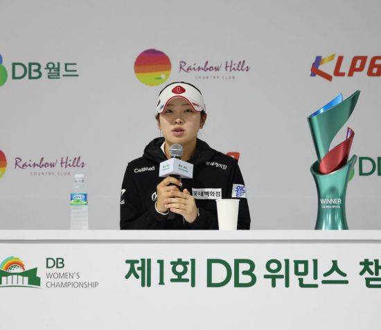 유현조가 DB 위민스 챔피언십 우승 직후 공식 인터뷰를 하고 있다. KLPGA 제공