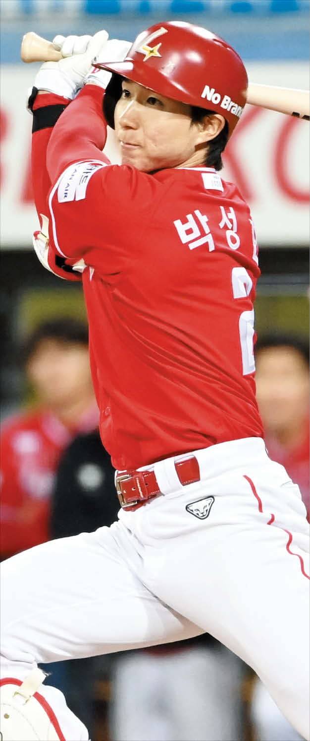 SSG 유격수 박성한은 올 시즌 프로야구에서 가장 뜨거운 타격감을 뽐내고 있다. /허상욱 스포츠조선 기자