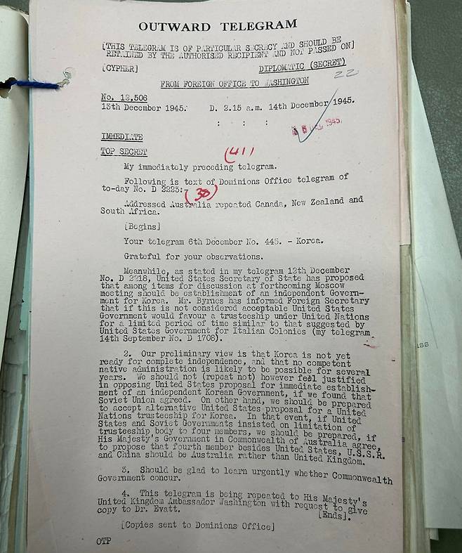 1945년 12월 영국의 극비 전문. ‘미국이 모스크바 3상 회의에서 조선의 즉시독립안을 1안으로 추진하며, 영국은 소련이 반대하지 않는다면 미국 입장을 지지해야 한다’고 적혀 있다. /영국 국립문서보관소
