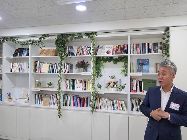 이해성 나눔하우징 대표가 4월 30일 오후 에스키스 가산 공간을 설명하고 있다. /이경탁 기자