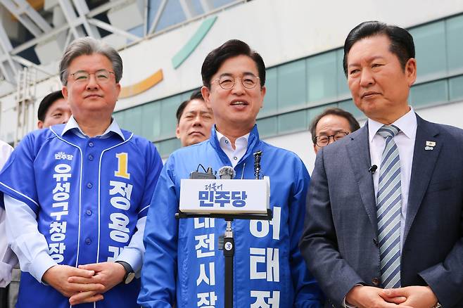 지난 2일 더불어민주당 정청래 대표가 대전을 찾은 가운데 허태정 대전시장 후보(가운데)가 발언하고 있다. 허태정 후보 제공