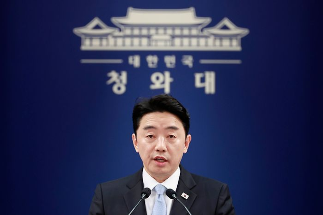 강훈식 비서실장이 24일 청와대에서 비상경제 상황 관련 브리핑을 하고 있다. ⓒ뉴시스