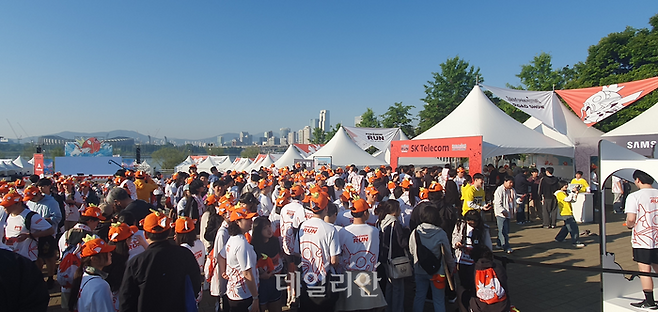 5일 서울시 뚝섬한강공원에서 열린 ‘포켓몬 런2026 in Seoul’ 행사 참가자들이SK텔레콤과 삼성전자 공동부스에서 다양한 이벤트를 즐기고 있다.ⓒ데일리안 조인영 기자