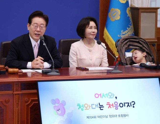 이재명 대통령이 5일 청와대 세종실에서 열린 ‘2026년 제104회 어린이날 청와대 초청행사’에서 어린이들에게 국무회의에 대해 설명하고 있다. 2026.05.05 서울=뉴시스