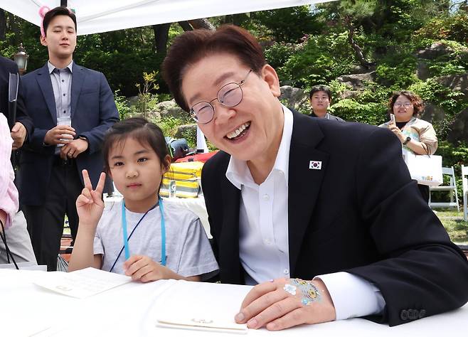 이재명 대통령이 5일 청와대 녹지원에서 열린 2026 어린이날 초청행사에서 환하게 웃고 있다.  2026.05.05. 뉴시스