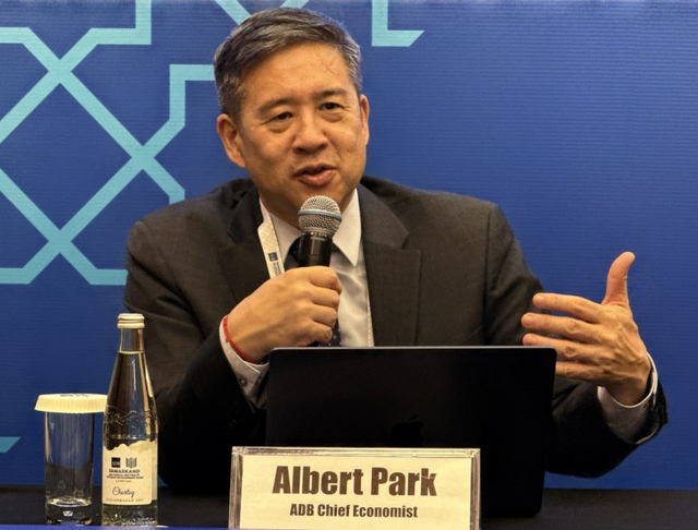 앨버트 박 ADB 수석이코노미스트가 4일(현지시간) 우즈베키스탄 사마르칸트에서 열린 아시아개발은행(ADB) 연차총회에서 열린 기자간담회에서 발언하고 있다. 연합뉴스