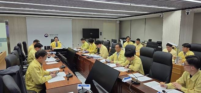 지난 4일 호르무즈 해협 내에서 정박하던 한국 선박에 폭발·화재가 발생한 것과 관련, 해양수산부 관계자들이 5일 긴급 상황점검회의를 진행하고 있다. 뉴시스