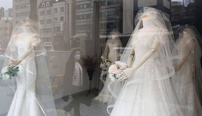 서울 마포구 웨딩의거리 내 상점에 진열된 웨딩드레스 모습. /사진=뉴시스