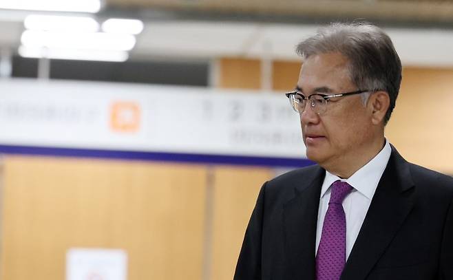 헌법재판관 미임명과 졸속 지명 등 혐의로 기소된 정진석 전 대통령비서실장이 4월 17일 오전 서울 서초구 서울중앙지방법원에서 열린 공판에 출석하고 있다. 뉴시스