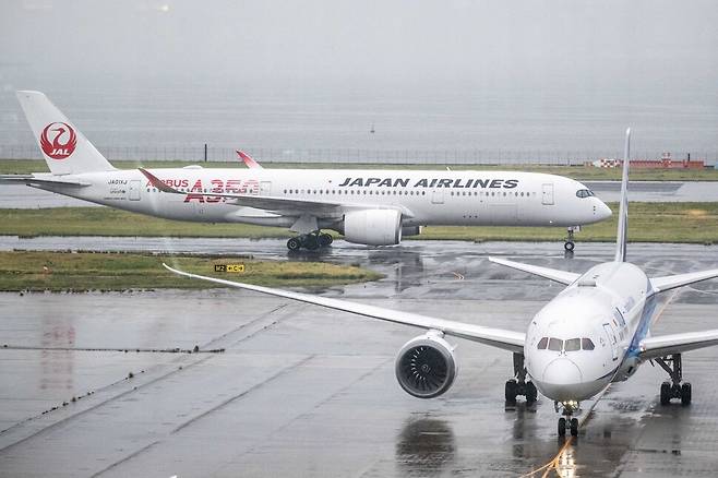 지난달 24일 일본 도쿄 하네다 공항에 일본항공(JAL)과 전일본공수(ANA) 항공기가 늘어서 있다. AFP 연합뉴스