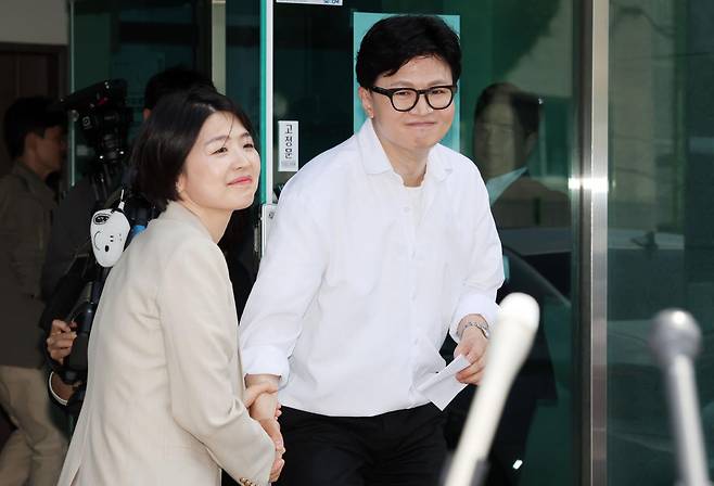 한동훈(오른쪽) 전 국민의힘 대표가 4일 부산 북구선거관리위원회에서 부산 북갑 국회의원 보궐선거 예비후보 등록을 한 뒤 한지아 의원과 인사하고 있다. 부산=뉴시스