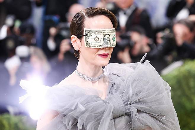 배우 사라 폴슨이 4일 미국 뉴욕 메트로폴리탄 미술관에서 열린 '2026 멧 갈라(Met Gala)'에 1달러 지폐를 눈에 착용하는 파격적인 모습으로 등장해 레드카펫에서 포즈를 취하고 있다. 뉴욕=EPA 연합뉴스