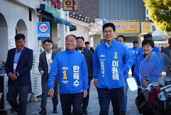 한득수 임실군수 예비후보가 이원택 전북도지사 후보와 함께 관촌 5일장을 찾았다. [사진=한득수 예비후보선거사무소 ]