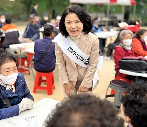 대구시장 예비후보 당시의 이진숙 전 방통위원장이 선거운동을 펼치고 있다 [사진=이진숙 캠프]