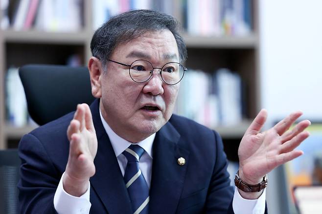 제22대 국회 하반기 국회의장 선거 출마를 선언한 김태년 더불어민주당 의원이 4일 오전 국회 의원회관 사무실에서 중앙일보와 인터뷰하고 있다. 임현동 기자