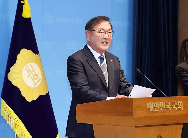 더불어민주당 김태년 의원이 4일 국회 소통관에서 국회의장 선거 출마 기자회견을 하고 있다. 연합뉴스