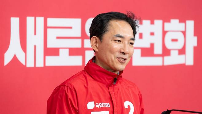 부산 북구갑 국회의원 보궐선거 국민의힘 후보인 박민식 전 국가보훈부 장관이 5일 '황현희의 불편한 여의도'에 출연한다. 사진은 국민의힘 공관위 면접 마치고 인터뷰 하는 박 전 장관. 연합뉴스