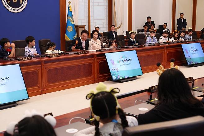 이재명 대통령이 5일 어린이들이 참석한 가운데 국무회의가 열리는 세종실에서 의사봉을 두드리고 있다.