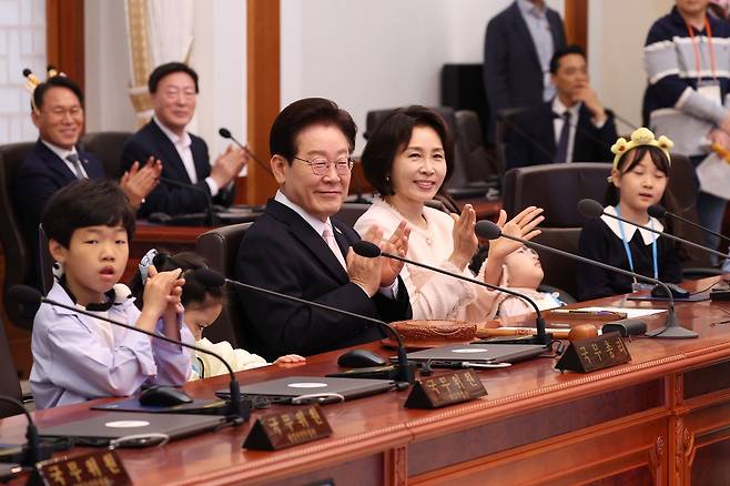 이재명 대통령이 5일 청와대에서 열린 ‘제104회 어린이날 청와대 초청행사’에 김혜경 여사와 함께 참석해 어린이들과 함께 박수치고 있다.