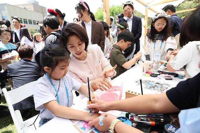 김혜경 여사가 어린이들과 함께 페인팅 체험을 하고 있다.