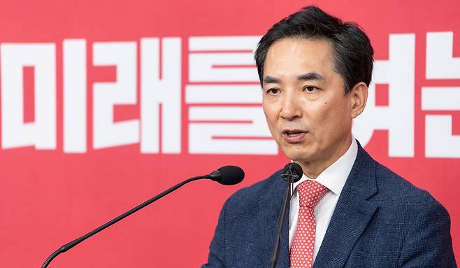 6ㆍ3 재보선 부산 북구 갑 선거구에 국민의힘 공천이 확정된 박민식 전 국가보훈부 장관이 5일 서울 여의도 중앙당사에서 열린 기자회견에서 취재진 질문에 답하고 있다. 연합뉴스