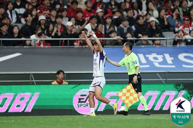5일 서울월드컵경기장에서 열린 FC서울과 FC안양의 K리그1 12라운드 경기서 후반 36분 서울 팬들을 도발하는 제스처를 취하는 안양의 김강. 이후 레드카드를 받고 퇴장 당했다. 사진 프로축구연맹