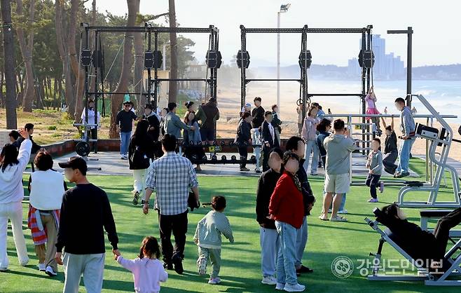 ▲ 4일 강릉 사근진 해변 멀티플 광장에 가족단위 관광객들이 찾아 바다를 보며 운동하면서 즐거운 한때를 보내고 있다.황선우 기자