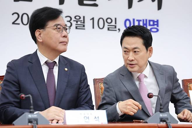장동혁 국민의힘 대표와 송언석 원내대표가 4일 서울 여의도 국회에서 열린 최고위원회의에서 대화하고 있다.  /사진=뉴스1
