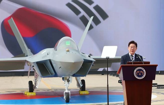 이재명 대통령이 3월 25일 오후 경남 사천시 KAI(한국항공우주)에서 열린 KF-21 양산 1호기 출고식에서 격려사를 하고 있다. 사진=김범준 한국경제신문 기자