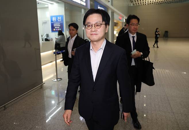 김정관 산업통상부 장관이 지난 3월5일 인천국제공항을 통해 캐나다로 출국하고 있다. 연합뉴스