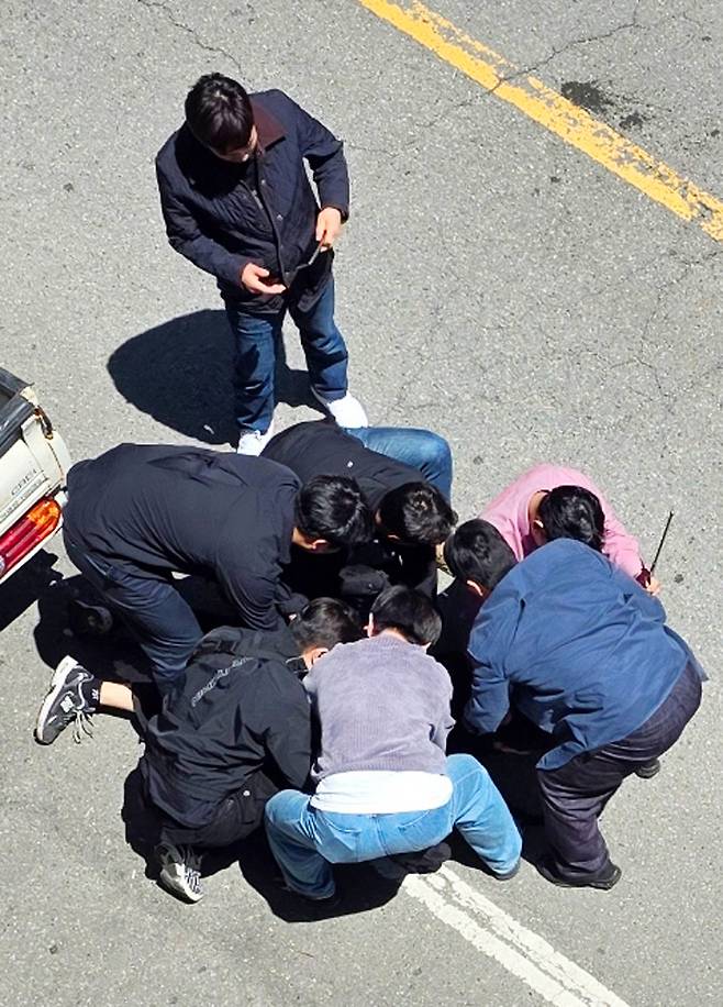 잠복 경찰에 광주 살해 용의자 체포 경찰이 5일 오전 광주 광산구 월계동의 한 도로에서 살인 혐의를 받는 장모씨를 긴급 체포하고 있다. 연합뉴스