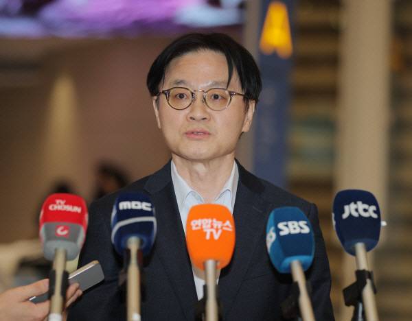 미국을 방문해 관세 문제 등 통상 현안을 협의한 김정관 산업통상부 장관이 지난 3월 8일 인천국제공항 제2여객터미널을 통해 귀국해 취재진 질문에 답변하고 있다. 사진은 기사 내용과 직접적인 관련이 없음. 연합뉴스
