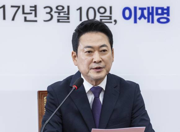 국민의힘 장동혁 대표가 5일 국회에서 열린 기자간담회에서 여권이 추진중인 ‘검찰 조작기소’ 특검 관련해 강력히 비판하고 있다. 연합뉴스