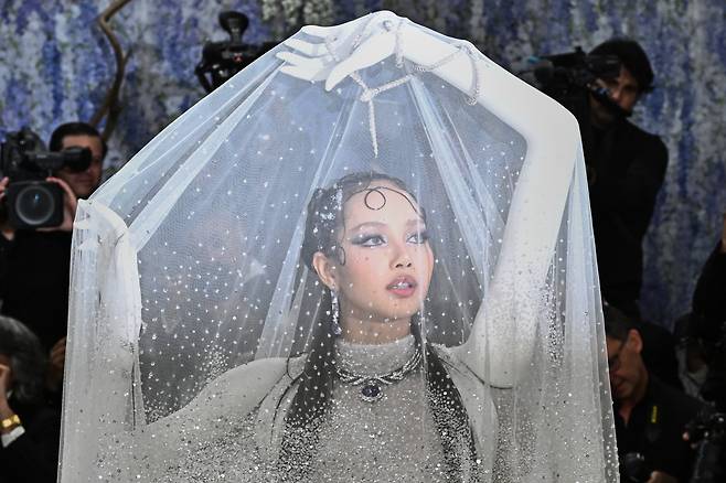 Blackpink's Lisa poses for photos at the 2026 Met Gala celebrating ″Costume Art″ at the Metropolitan Museum of Art in New York on on May 4. [AP/YONHAP]