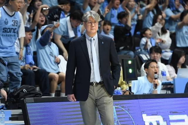 손창환 감독은 “우리 팀이 가진 역량을 전부 보여줬다. 선수들은 최선을 다해 잘 뛰었다. 그저 KCC가 더 잘했을 뿐이다. 워낙 잘하는 선수들이 많은 팀 아닌가. 제대로 하니까 무섭다”고 밝혔다. 사진=KBL 제공