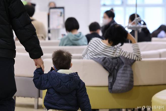 [서울=뉴시스] 권창회 기자 = 독감이 유행 중인 19일 오후 서울 성북구 우리아이들병원 진료실이 진료를 받기 위해 기다리는 어린이들로 붐비고 있다.  예년보다 한 달 이상 이른 인플루엔자 유행이 최근 10년 중 최고 수준으로 확산하며 방역당국이 경계 태세를 강화했다. 특히 초등학생 연령대에서 급증세가 두드러지면서 학령기 아동에 대한 예방접종 참여율 제고가 시급한 상황이다. 2025.11.19. kch0523@newsis.com /사진=권창회
