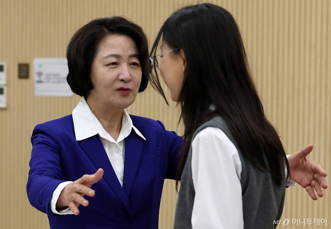 추미애 더불어민주당 경기도지사 후보가 4일 오전 서울 중구 초록우산에서 열린 아동공약 전달식에서 참석 아동들과 인사를 나누고 있다./사진=뉴시스