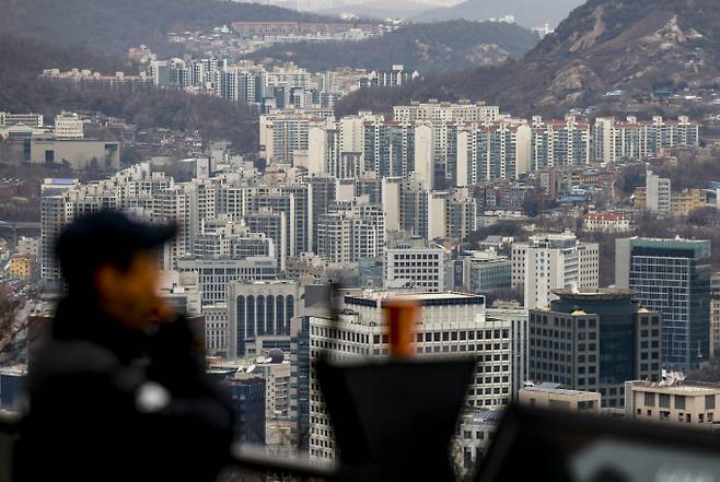 서울 중구 남산에서 서울시내 아파트가 보이고 있다./사진=뉴시스
