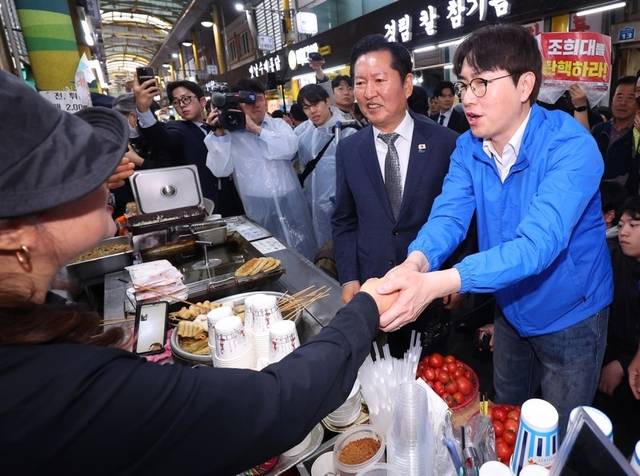 지난 3일 오후 부산 북구 구포시장에서 더불어민주당 정청래 대표가 북갑 국회의원 보궐선거 출마를 공식화한 하정우 전 청와대 AI 미래기획수석 지원 유세를 하고 있다. 연합뉴스