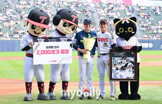 LG 오지환이 2000경기 출전 시상식에서 NC 박건우의 축하를 받고 있다 / 잠실 = 유진형 기자 zolong@mydaily.co.kr