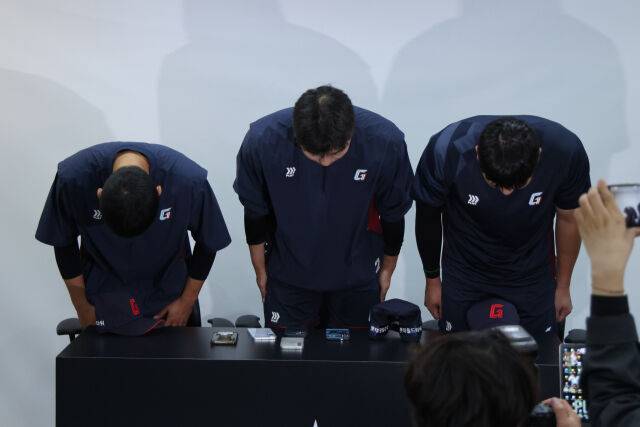 롯데 김세민, 고승민, 나승엽(왼쪽부터)이 5월 5일 수원 KT위즈파크에서 인터뷰를 하고 있다. 이들은 팬들을 향해 죄송한 마음을 담아 고개를 숙였다./롯데 자이언츠 제공