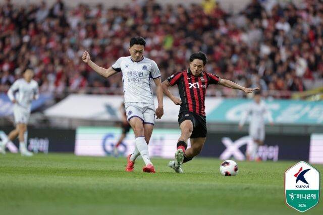 FC서울 조영욱(사진 오른쪽)과 FC안양 김정현(왼쪽)이 5일 오후 7시 서울월드컵경기장에서 펼쳐진 '하나은행 K리그1 2026' 12라운드에서 볼 경합을 펼치고 있다./한국프로축구연맹