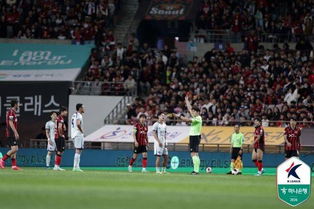 FC안양의 김강이 5일 오후 7시 서울월드컵경기장에서 펼쳐진 FC서울과의 '하나은행 K리그1 2026' 12라운드에서 서울 관중을 도발하며 퇴장을 당했다./한국프로축구연맹