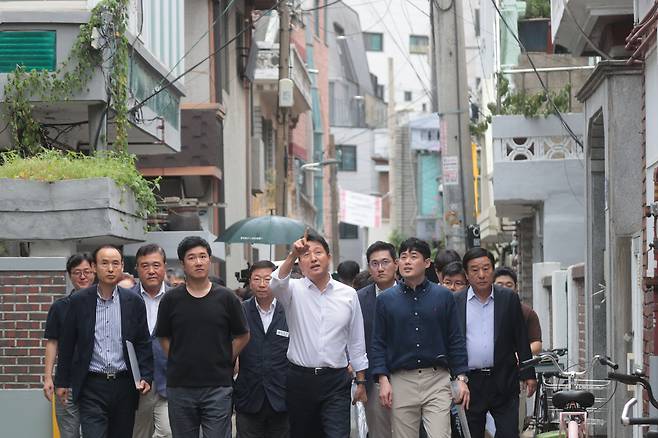 오세훈 서울시장이 지난해 7월 14일 서울 광진구 자양4동 신속통합기획 재개발 지역을 찾아 현장 점검을 하고 있다. [연합]