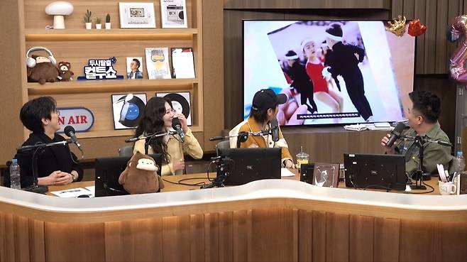 SBS 파워FM 두시탈출 컬투쇼 보이는 라디오 방송 화면 캡처