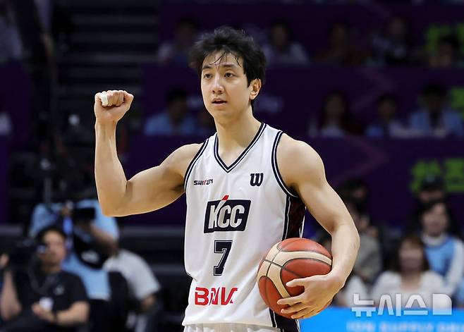 [고양=뉴시스] 홍효식 기자 = 5일 경기도 고양시 일산서구 고양 소노 아레나에서 열린 '2025-2026 KBL 챔피언결정전 1차전' 고양 소노 스카이거너스와 부산 KCC 이지스의 경기, KCC 허훈이 승리를 앞두고 주먹을 쥐고 있다. 2026.05.06. yesphoto@newsis.com