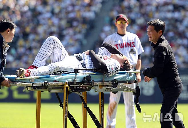 [서울=뉴시스] 최진석 기자 = 5일 서울 송파구 잠실야구장에서 열린 2026 KBO리그 두산 베어스와 LG 트윈스의 경기, 4회초 LG 1루수 문보경이 부상을 당해 구급차로 옮겨지고 있다. 2026.05.05. myjs@newsis.com